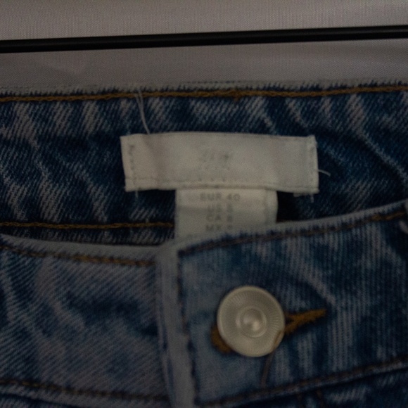 H&M "Mom" Style Jeans – Size 8, Ripped Detail, Relaxed Fit, Distressed Look - Picture 3 of 4